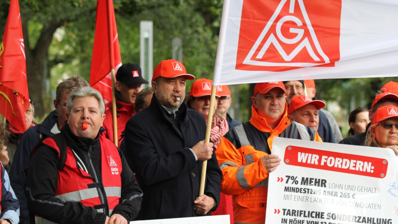 100 Beschäftigte von Faber Castell, Schwan-Stabilo und Lyra haben vor der ersten Tarifverhandlung für die Schreib- und Zeichengeräteindustrie in Nürnberg für ihre Forderungen demonstriert.