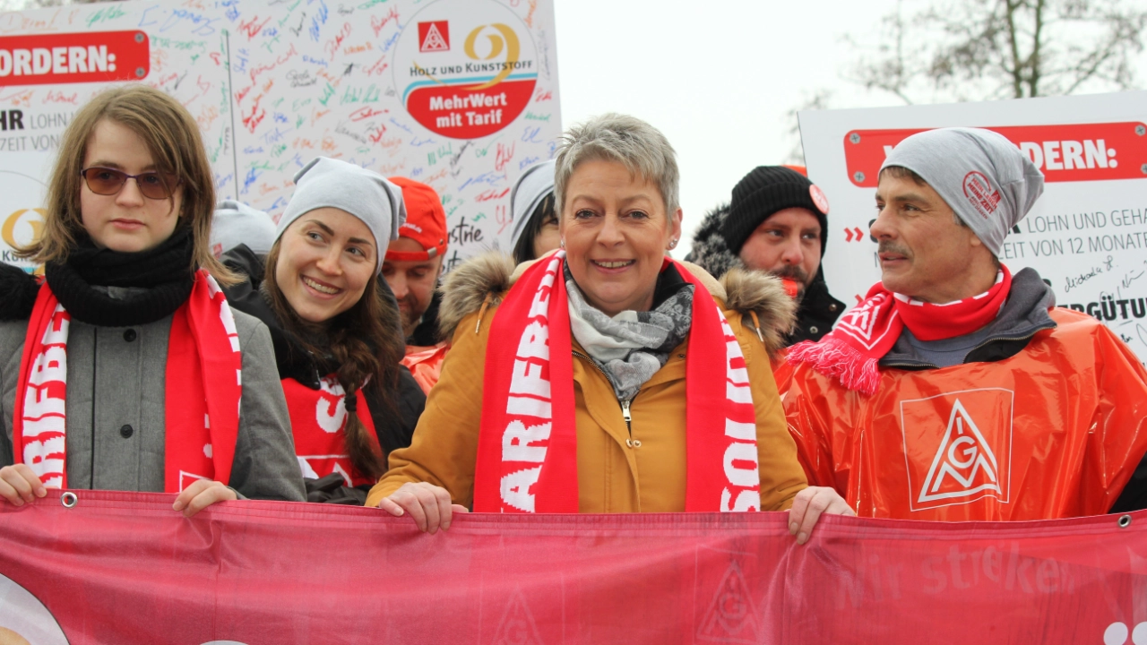 450 Beschäftigte aus neun Betrieben der bayerischen holz- und kunststoffverarbeitenden Industrie haben am 7. Dezember 2023 in Straubing mit einer Demonstration vor der ersten Tarifverhandlung Druck auf die Arbeitgeber gemacht. Beteiligte Betriebe: Heyco (Tittling), Sanipa (Treuchtlingen), Novem Car Interior (Vorbach), Jeld-Wen (Oettingen), Bayerwald (Neukirchen), Völkl (Straubing), Peri (Weißenhorn), Steelcase (Rosenheim) und Hamberger (Stephanskirchen).