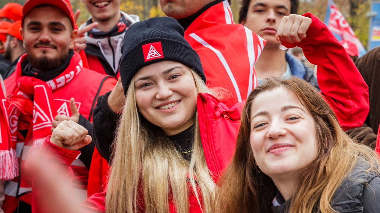 Beschäftigte machen zur Metall-Tarifrunde 2024 Druck für ihre Forderungen