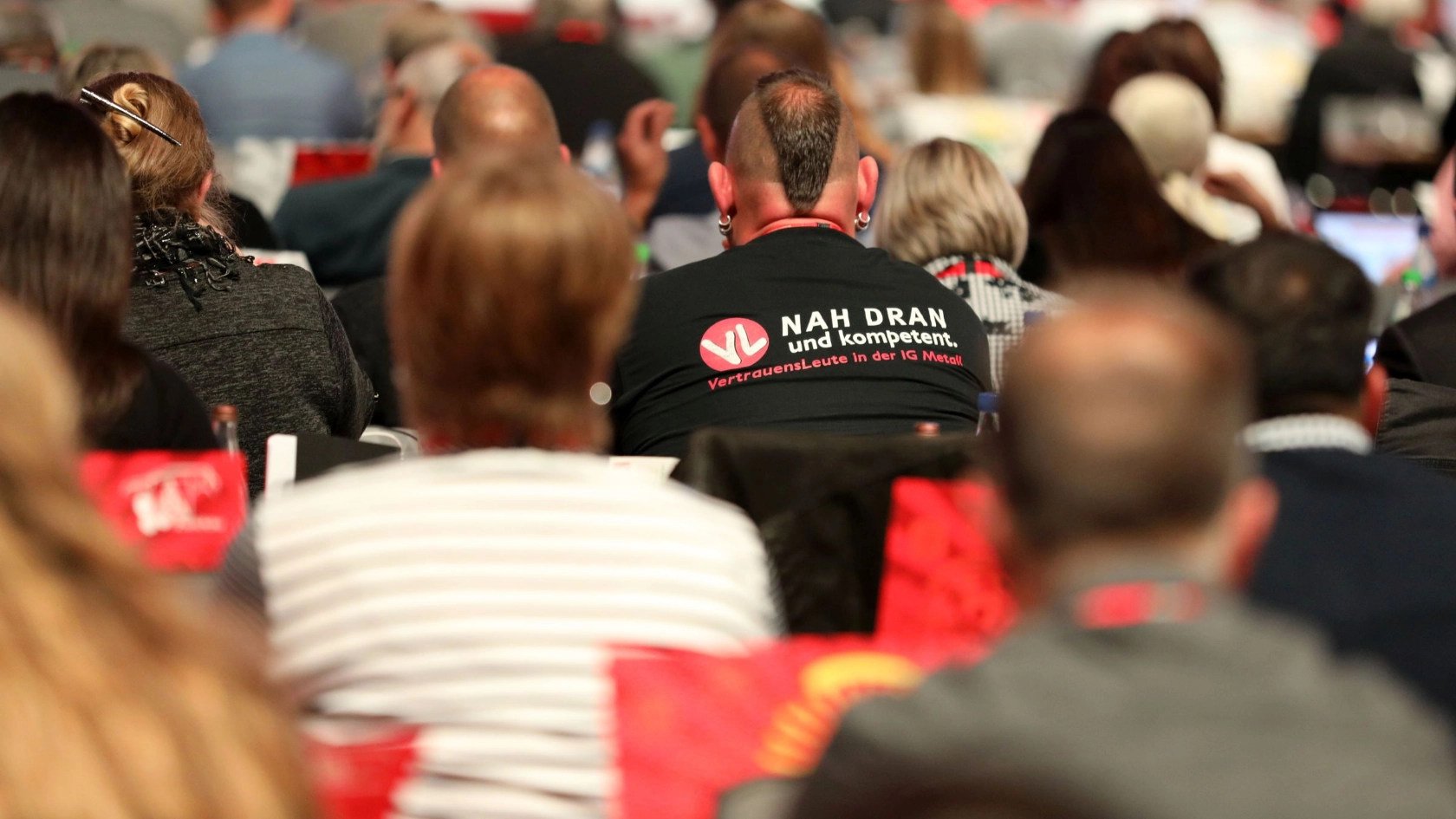 Delegierter auf dem Gewerkschaftstag 2019 der IG Metall mit einem T-Shirt der Vertrauensleute