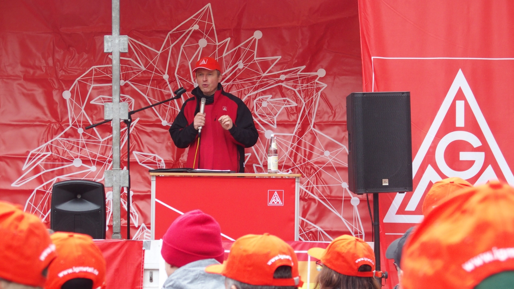 Warnstreik in der Tarifrunde M+E der IG Metall Erlangen am Siemens Campus am 06. Oktober 2024