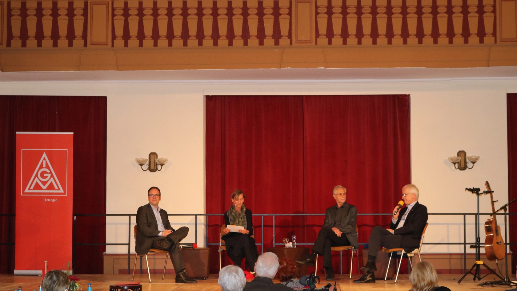 Beschreibung:Auf dem Podum von links nach rechts:Dr. Florian Janik, Oberbürgermeister der Stadt Erlangen – Monika Röckl, IG Metall Bezirk Bayern – Peter Römer, Vorsitzender der IGM Senioren Erlangen – Dr. Hans-Jürgen Urban, geschäftsführendes Vorstandsmitglied der IG Metall - IG Metall Senioren Erlangen feiern 50-jähriges Jubiläum