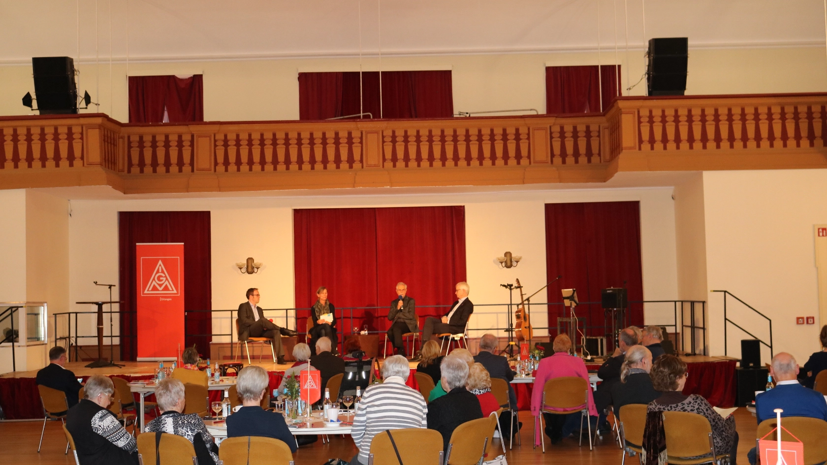 Auf dem Podum von links nach rechts:Dr. Florian Janik, Oberbürgermeister der Stadt Erlangen – Monika Röckl, IG Metall Bezirk Bayern – Peter Römer, Vorsitzender der IGM Senioren Erlangen – Dr. Hans-Jürgen Urban, geschäftsführendes Vorstandsmitglied der IG Metall - IG Metall Senioren Erlangen feiern 50-jähriges Jubiläum
