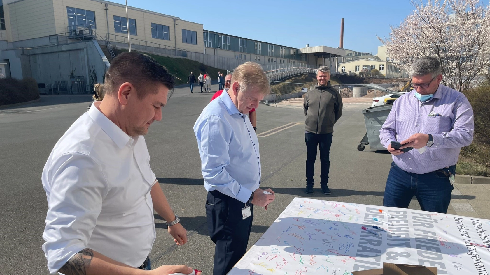 Schaeffler Frieden Freiheit Demokratie Unterschriften Aktion