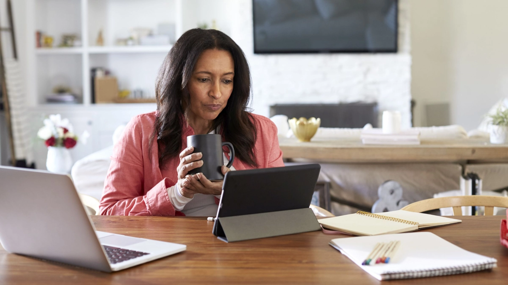 Frau arbeitet von zu Hause aus am Laptop