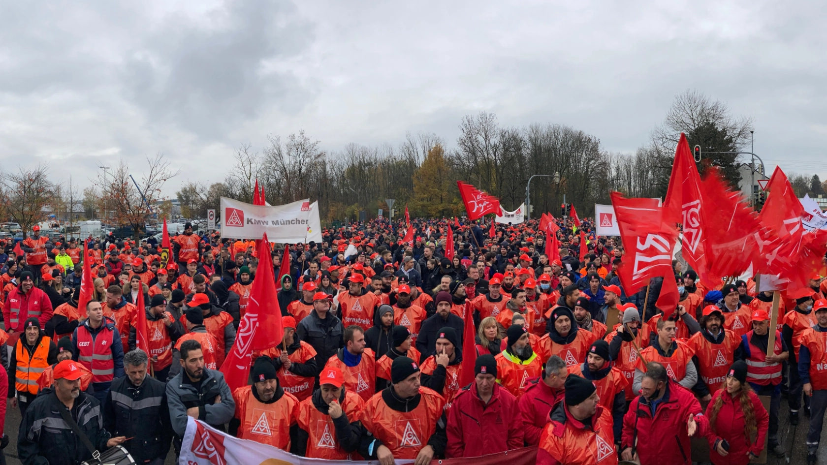 Mehrere Firmen, darunter MTU und MAN, streiken gemeinsam in München