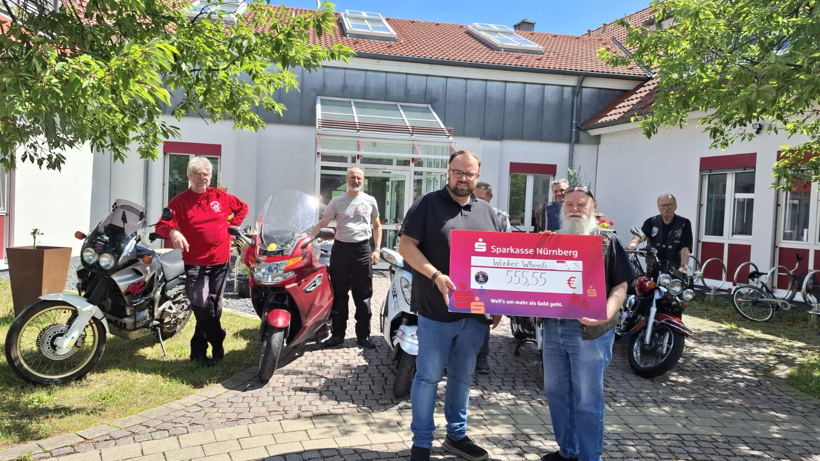 Mit-Scheck-am-Motorrad