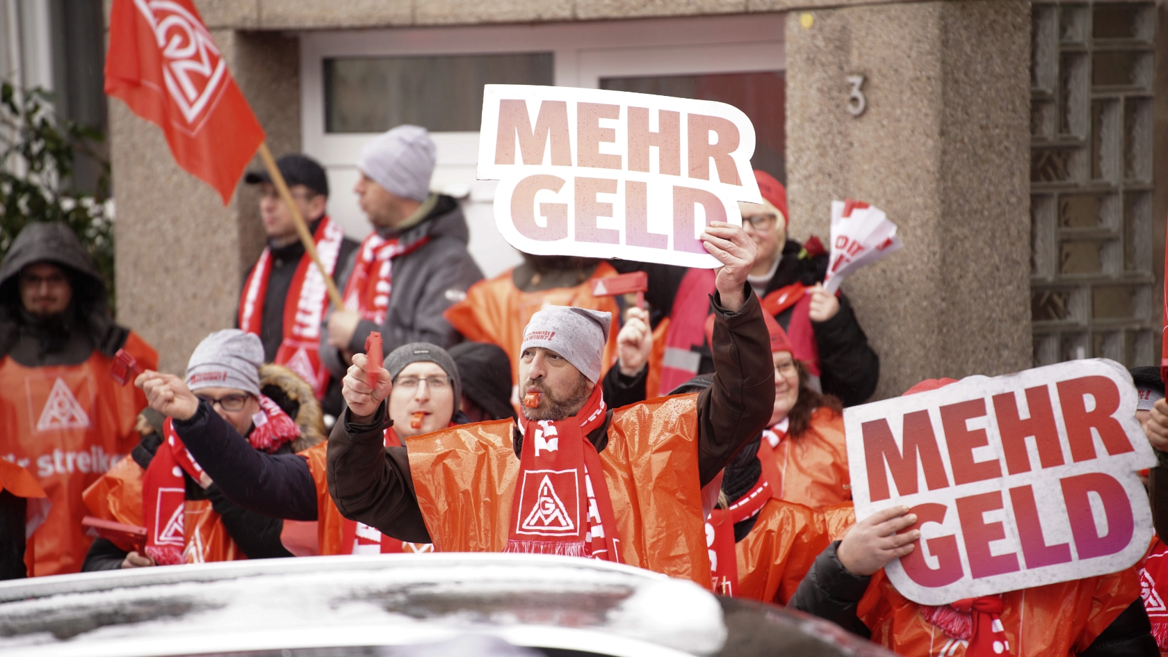 Rund 300 Beschäftigte aus fünf Betrieben sind am 8. März während ihres Warnstreiks gemeinsam auf die Straße gegangen, um für ihre Forderungen von 8 Prozent mehr Geld zu protestieren.