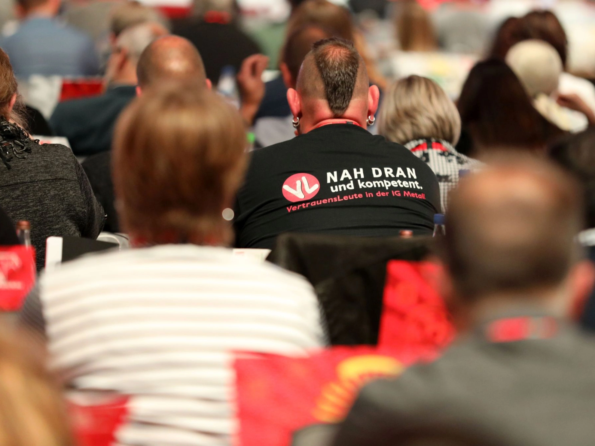 Delegierter auf dem Gewerkschaftstag 2019 der IG Metall mit einem T-Shirt der Vertrauensleute