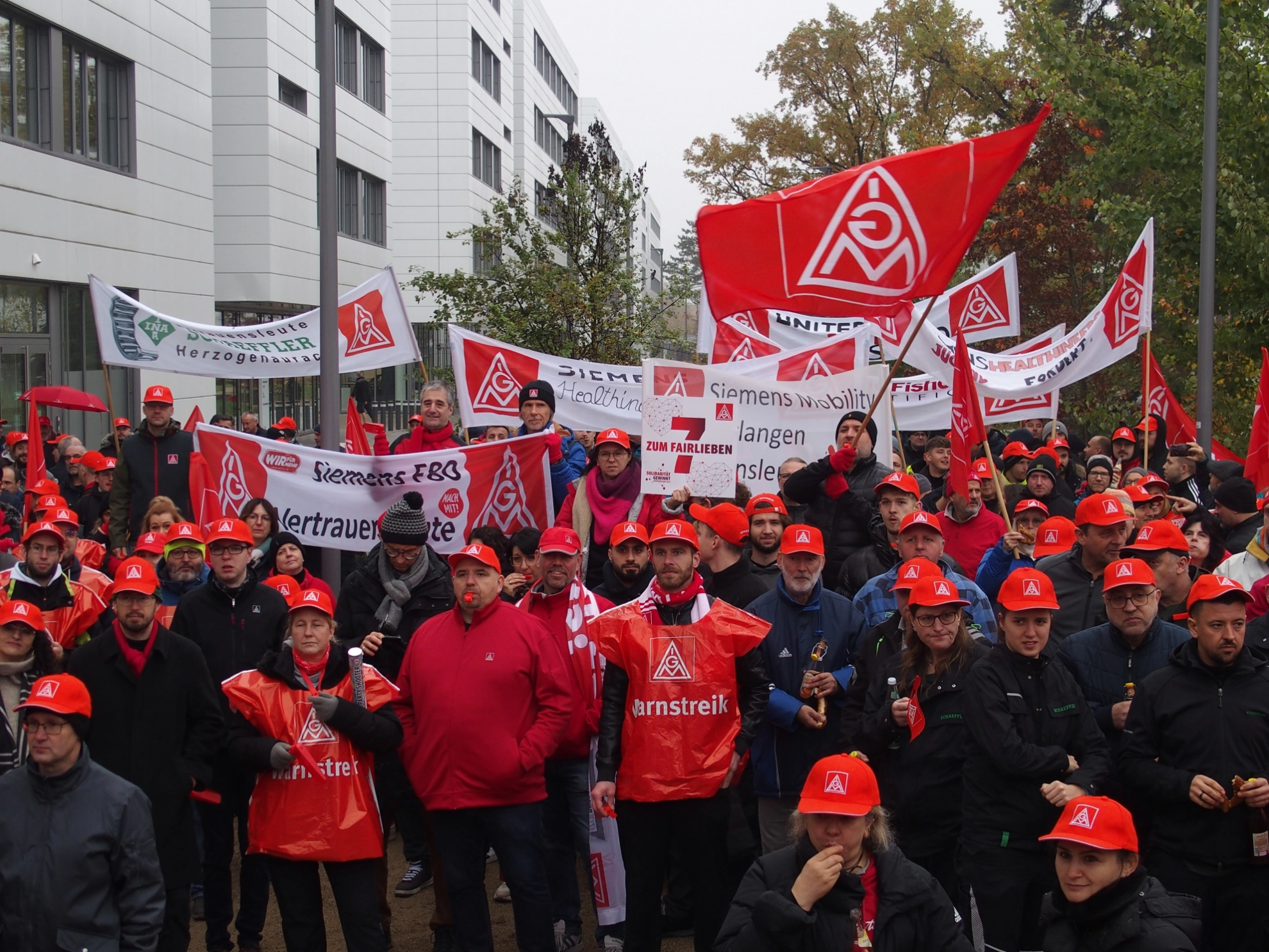 Warnstreik in der Tarifrunde M+E der IG Metall Erlangen am Siemens Campus am 06. Oktober 2024