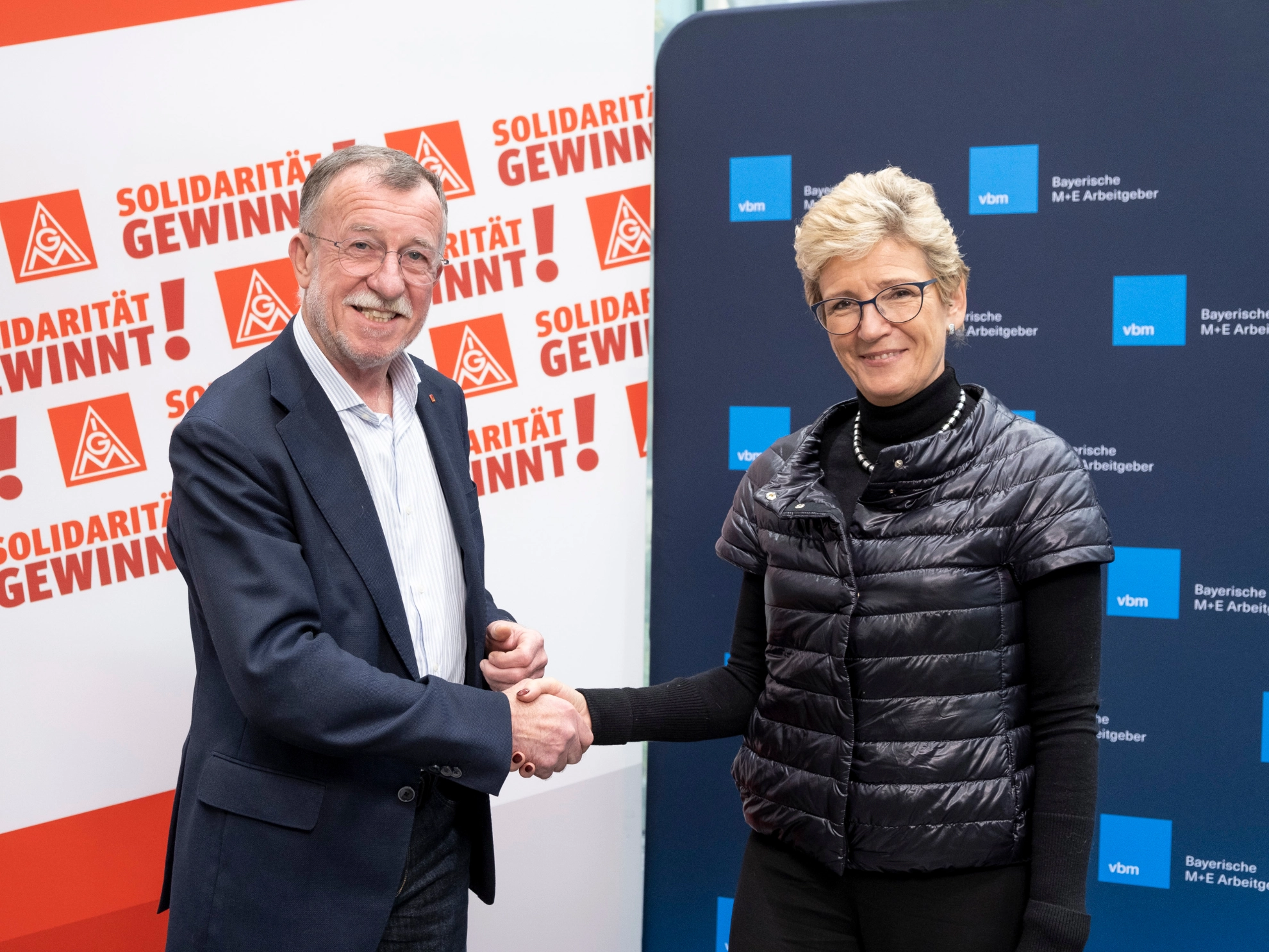 Die Verhandlungsführer Johann Horn und Angelique Renkhoff-Mücke geben sich die Hand auf den Tarifabschluss in Bayern.