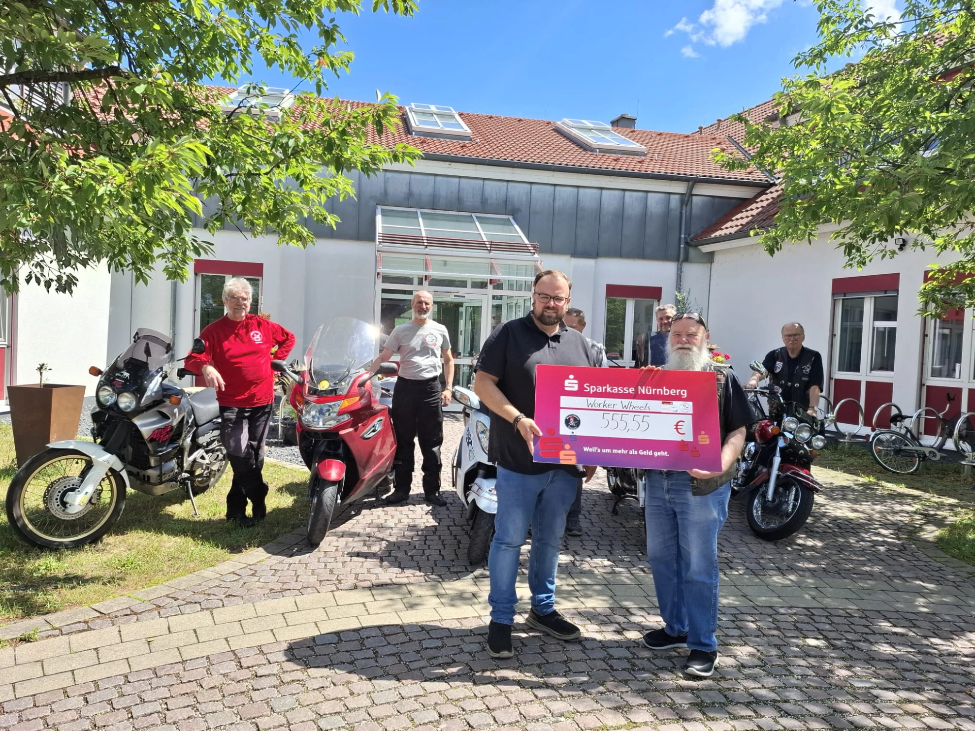 Mit-Scheck-am-Motorrad