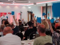 Bei der Tarifkommissionssitzung in Hannover stimmen für den Antrag zur Kündigung der Entgelt-Tarifverträge für die Metall- und Elktroindustrie und diskutieren über mögliche Forderungen.