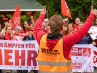 Beschäftigte demonstrieren während der Tarifverhandlungen zur Tarifrunde Textil Ost 2024 in Meerane.