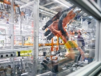 Der Umbau zum E-Mobilität-Standort und die zunehmende Automatisierung ändern die Arbeitsrealität der Beschäftigten