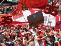 Metallerinnen und Metaller demonstrieren auf der FairWandel-Kundgebung für die 35-Stunden-Woche im Osten