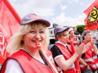 Beschäftigte mit IG Metall-Fahnen und Trillerpfeifen bei der Aktion zur vierten Tarifverhandlung der Textilen Dienste in Göttingen