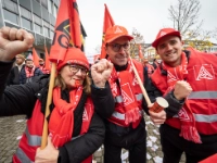 Beschäftigte beim Warnstreik in der Metall-Tarifrunde