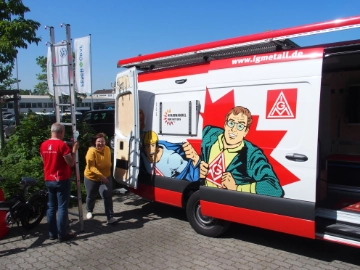 Spannende Gespräche und ein deutliches Zeichen bei schönstem Maiwetter