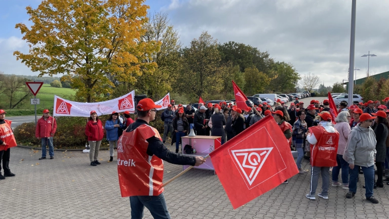 Bei Schwan-Stabilo am Standort Heroldsberg haben sich 320 Kolleginnen und Kollegen am Warnstreik beteiligt - darunter die komplette Fertigung
