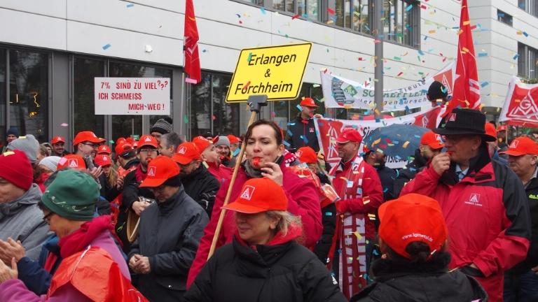 Warnstreik in der Tarifrunde M+E der IG Metall Erlangen am Siemens Campus am 06. Oktober 2024