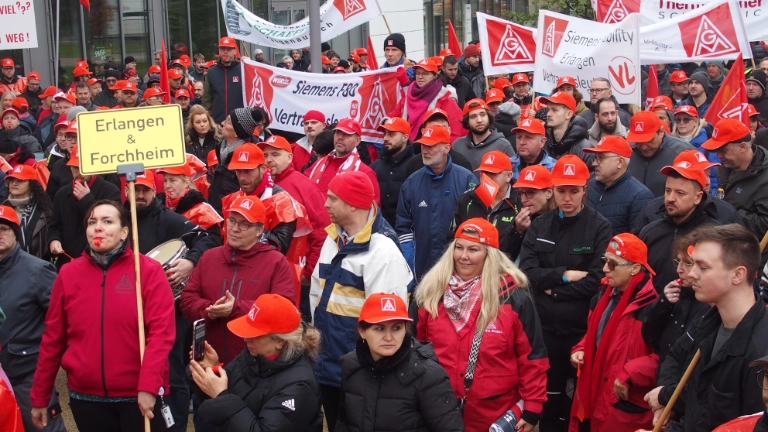 Warnstreik in der Tarifrunde M+E der IG Metall Erlangen am Siemens Campus am 06. Oktober 2024