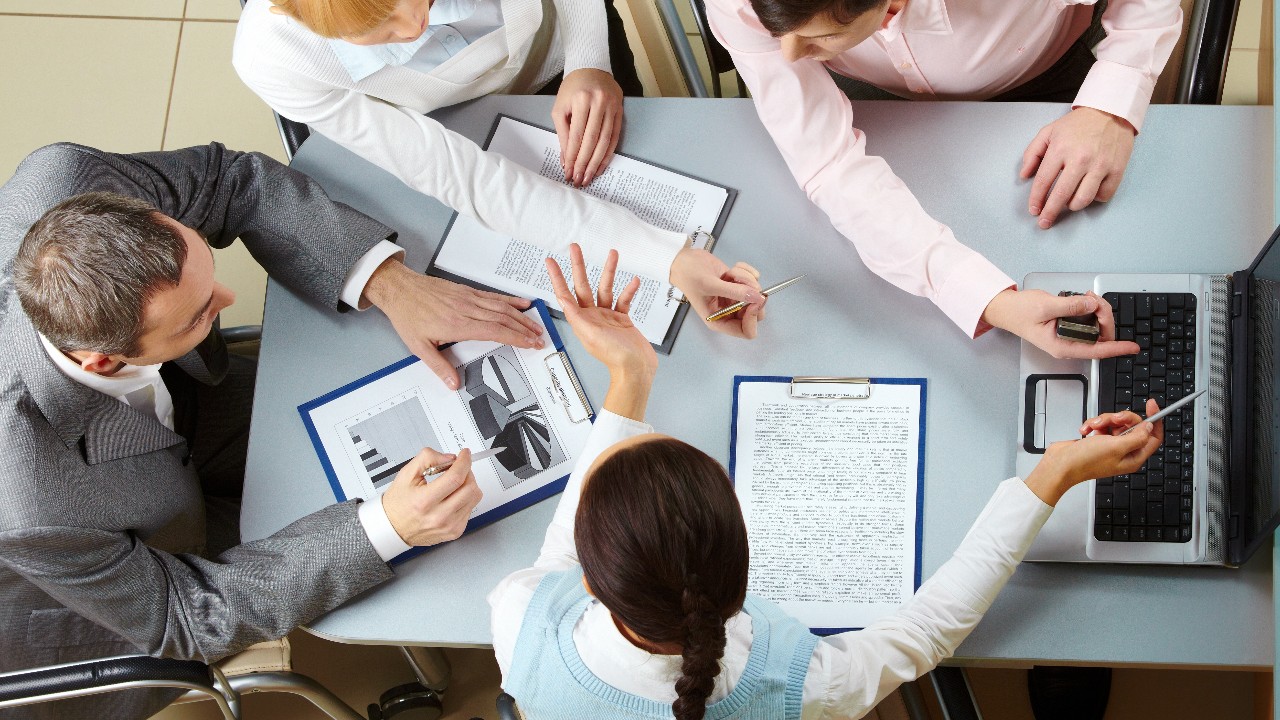 Bürobesprechung Angestellte