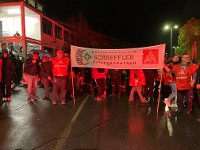 Trotz Regen Viele vor dem Tor