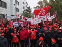 Starker Zusammenhalt beim Warnstreik der IG Metall Erlangen