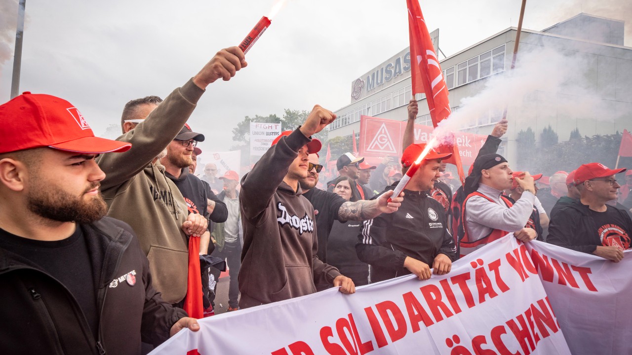 Musashi-Beschäftigte beim Warnstreik vor der Deutschlandzentrale in Bad Sobernheim