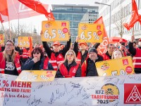 Beschäftigte machen bei einem Warnstreik in der Kfz-Tarifrunde in Nürnberg Druck für ihre Forderungen